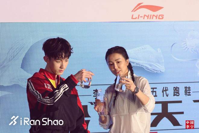 现场 | 中国李宁超轻15代跑鞋发布，“势轻天下”点亮上海之巅