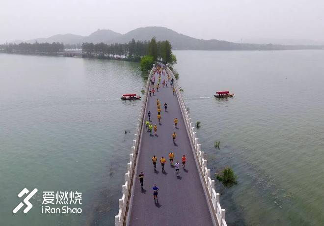 人声鼎沸汉马路 烟波浩渺东湖情——2018武汉马拉松后记