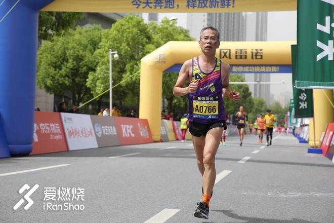 人声鼎沸汉马路 烟波浩渺东湖情——2018武汉马拉松后记