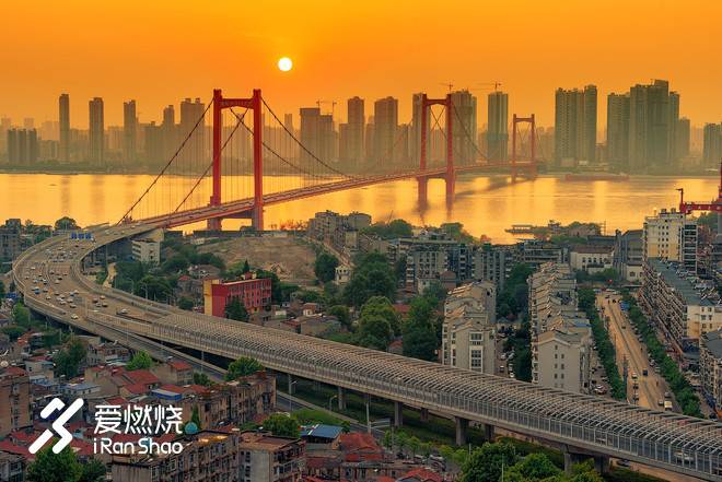 连接百年的奔跑，燃到炸的热血江城 ——FLY IN 大武汉