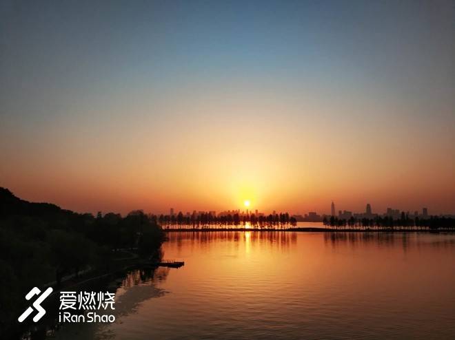 连接百年的奔跑，燃到炸的热血江城 ——FLY IN 大武汉