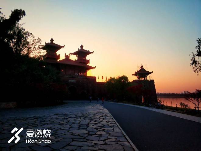 连接百年的奔跑，燃到炸的热血江城 ——FLY IN 大武汉