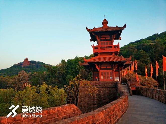 连接百年的奔跑，燃到炸的热血江城 ——FLY IN 大武汉