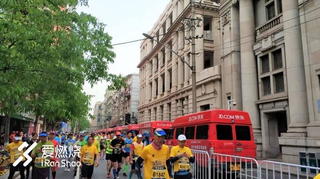 连接百年的奔跑，燃到炸的热血江城 ——FLY IN 大武汉