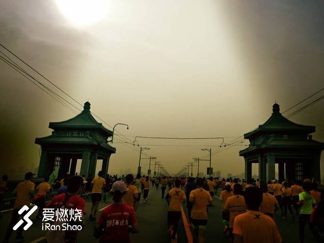 连接百年的奔跑，燃到炸的热血江城 ——FLY IN 大武汉