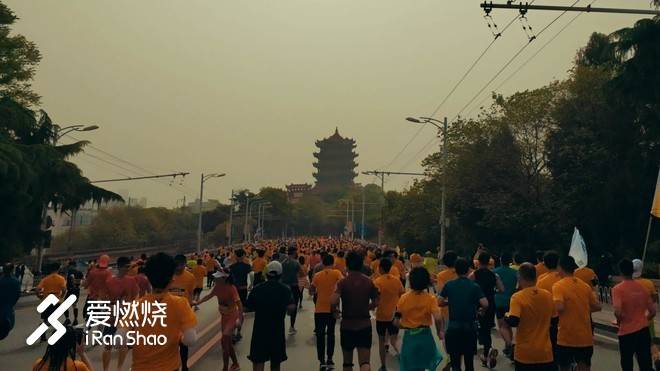 连接百年的奔跑，燃到炸的热血江城 ——FLY IN 大武汉
