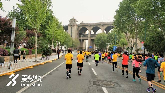 连接百年的奔跑，燃到炸的热血江城 ——FLY IN 大武汉