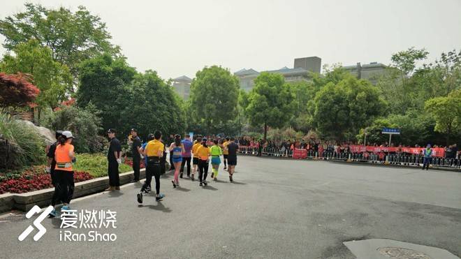 连接百年的奔跑，燃到炸的热血江城 ——FLY IN 大武汉