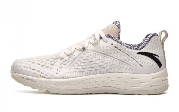 一周新鲜装备资讯 | 适合夏天的千元小白鞋在此 Brooks的个人定制鞋款就要问世