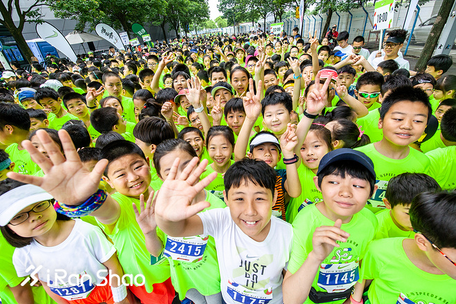 现场丨从武汉来到上海 只为了让孩子参加一场4.2公里的比赛