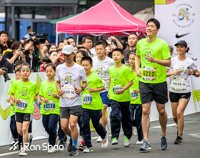 现场丨从武汉来到上海 只为了让孩子参加一场4.2公里的比赛