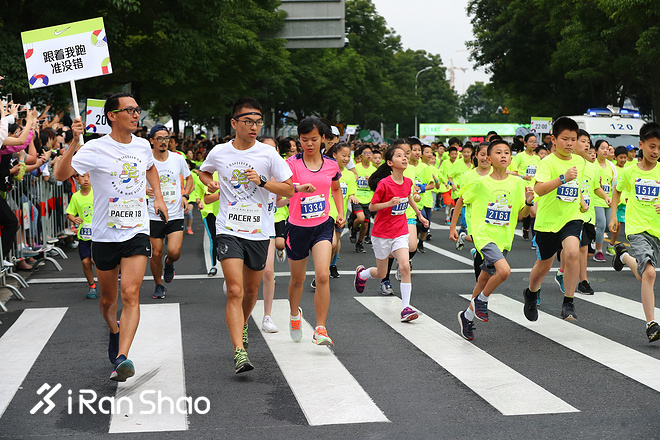 现场丨从武汉来到上海 只为了让孩子参加一场4.2公里的比赛