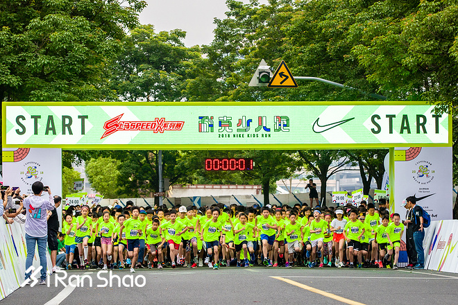 现场丨从武汉来到上海 只为了让孩子参加一场4.2公里的比赛