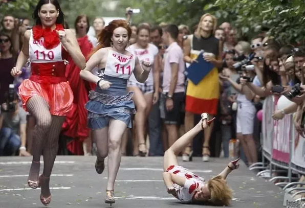 热点 | 侏罗纪世界2要上映了 女主角会「穿高跟鞋跑赢霸王龙」吗