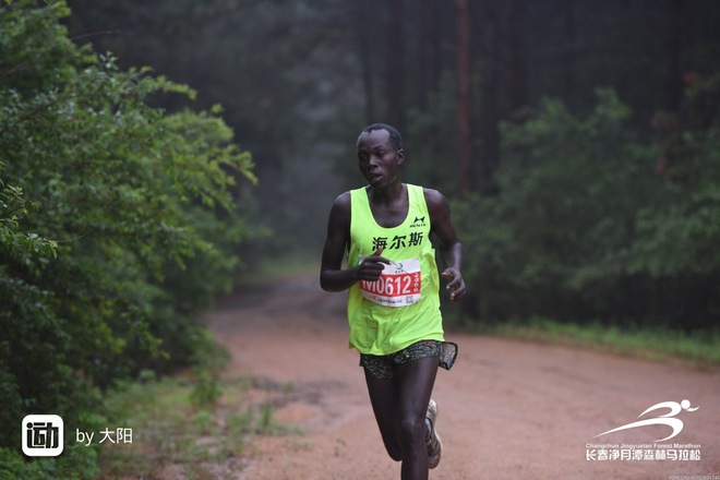 赛道速读 | 山地马拉松全国开花 运艳桥三连冠 梁晶背靠背双亚军