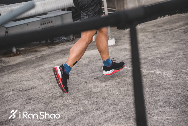 跑鞋 | HOKA ONE ONE MACH评测 速度训练跑鞋也可以有出色缓冲