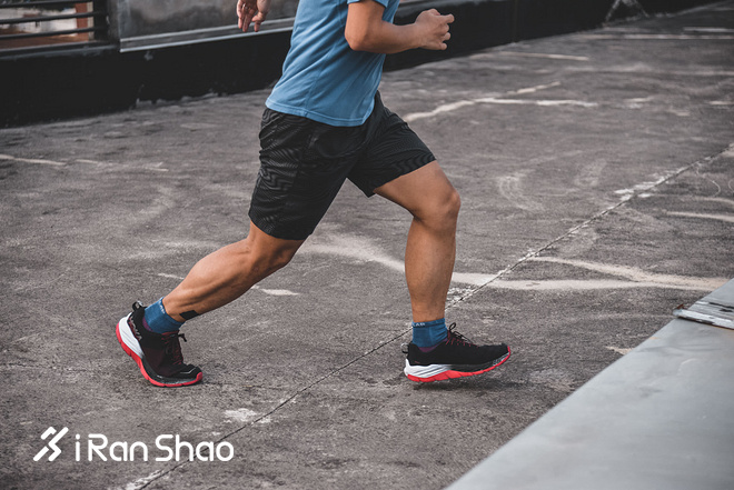 跑鞋 | HOKA ONE ONE MACH评测 速度训练跑鞋也可以有出色缓冲