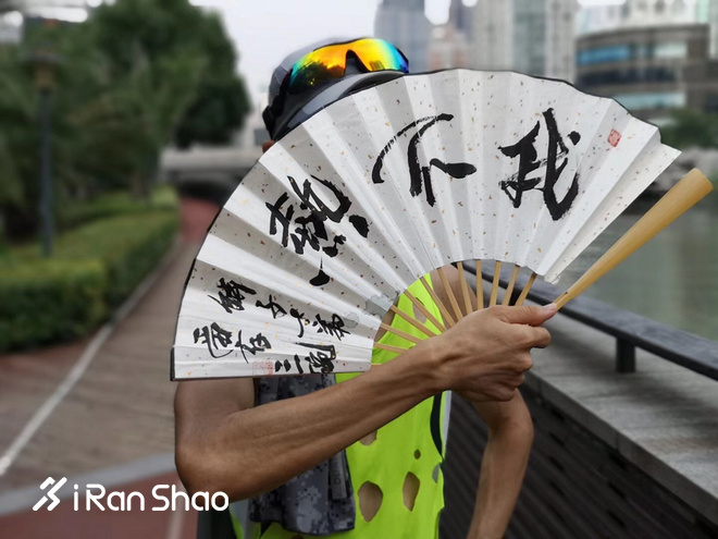 实测 | 某男子大太阳底下还在跑步，竟然是因为有这件降温神器！