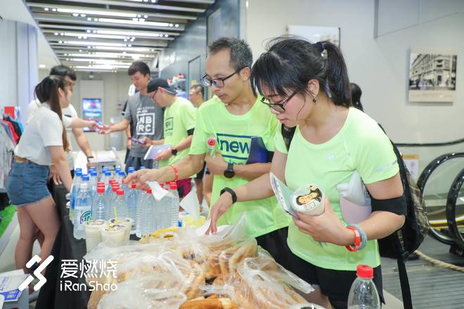 不一Young的试穿会，穿上NB 880v8跑魔都！