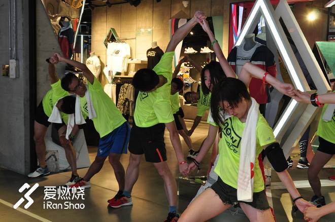 不一Young的试穿会，穿上NB 880v8跑魔都！