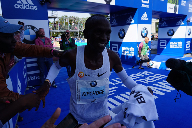 GOAT！基普乔格2:01:39柏林破世界纪录，人类进入2:01时代