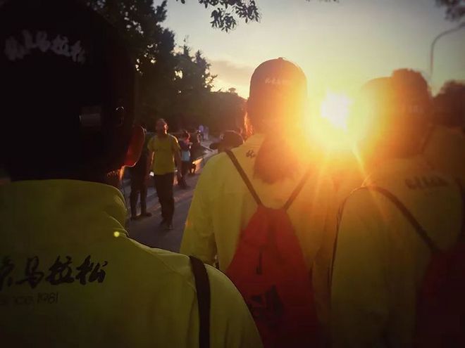 为什么跑马拉松的大学生比中年人少？