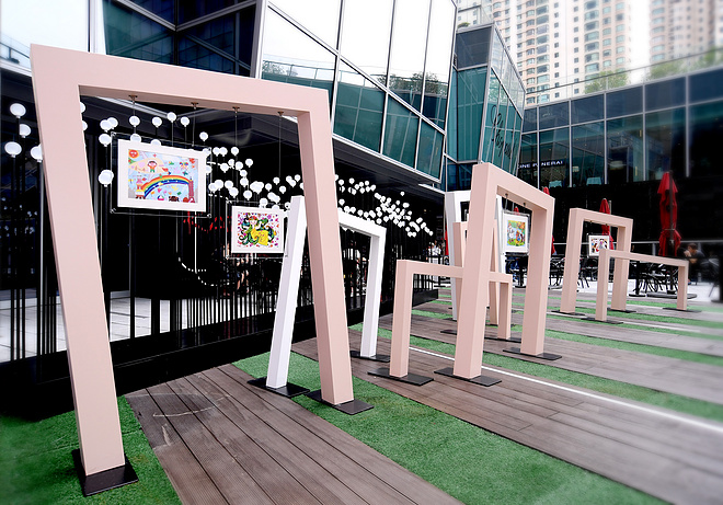 “勇闯上海IFC”点亮XIN灯  最帅女飞行员宋寅任爱心大使  “XIN动全城”慈善展引关注 年龄放宽吸引学生族群