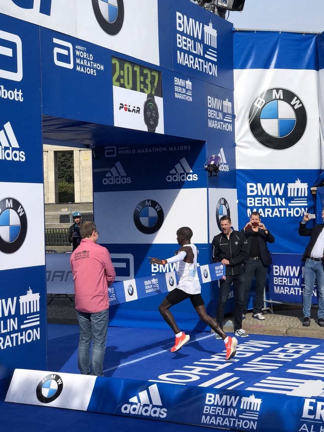 GOAT！基普乔格2:01:39柏林破世界纪录，人类进入2:01时代