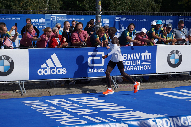 GOAT！基普乔格2:01:39柏林破世界纪录，人类进入2:01时代