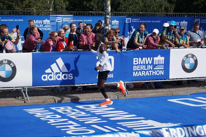 GOAT！基普乔格2:01:39柏林破世界纪录，人类进入2:01时代