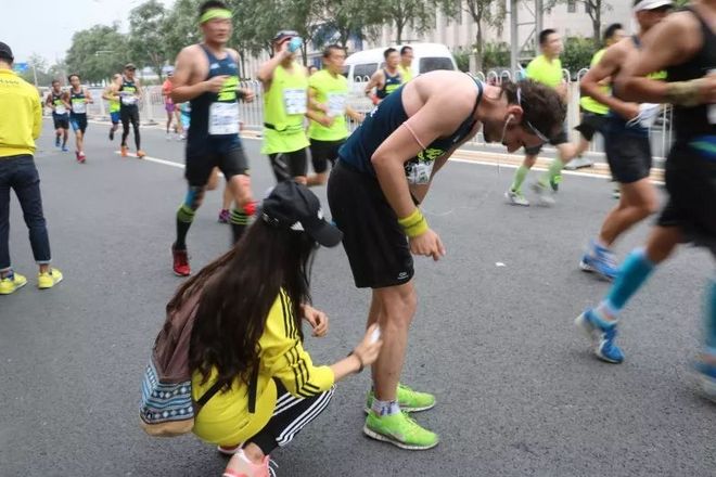 为什么跑马拉松的大学生比中年人少？