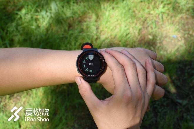 国产GPS运动手表新人，军拓飞腕马拉松跑步手表评测