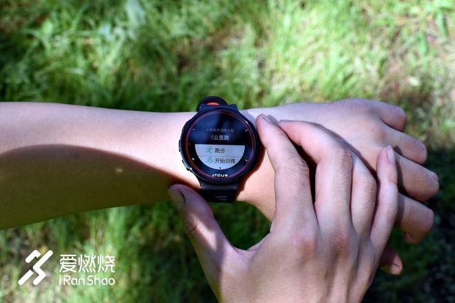 国产GPS运动手表新人，军拓飞腕马拉松跑步手表评测