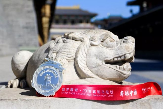 《奔跑中国》2018襄马奖牌首次曝光--祥云衬托，卧龙环绕