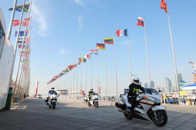 城中跑青马，海上扬奥帆！2018青岛马拉松分外美丽！