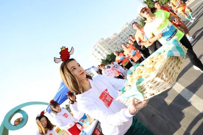 城中跑青马，海上扬奥帆！2018青岛马拉松分外美丽！