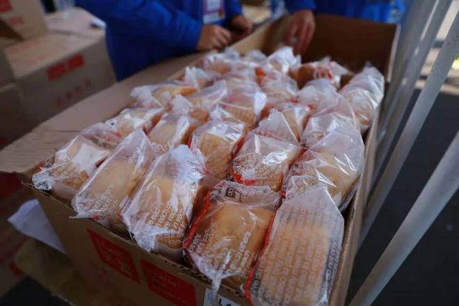 城中跑青马，海上扬奥帆！2018青岛马拉松分外美丽！