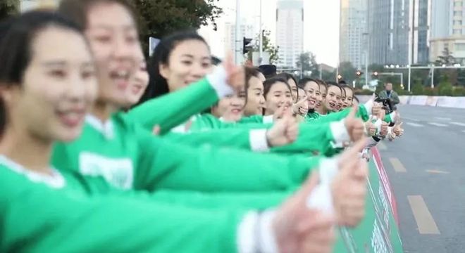 城中跑青马，海上扬奥帆！2018青岛马拉松分外美丽！