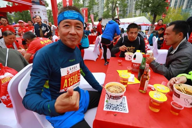 冠军领跑，全城助阵，大碗吃面，2018襄马真燃！