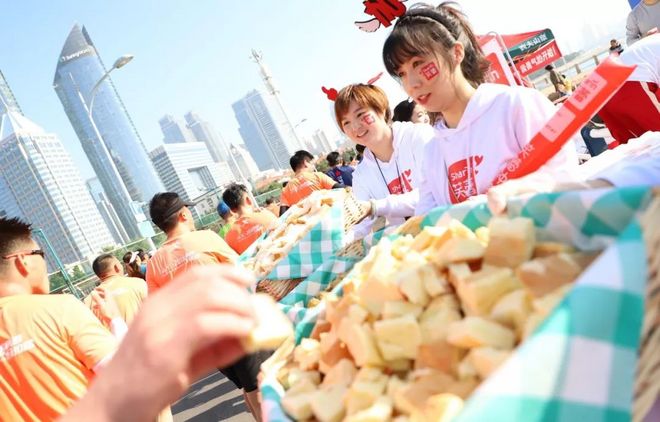 城中跑青马，海上扬奥帆！2018青岛马拉松分外美丽！