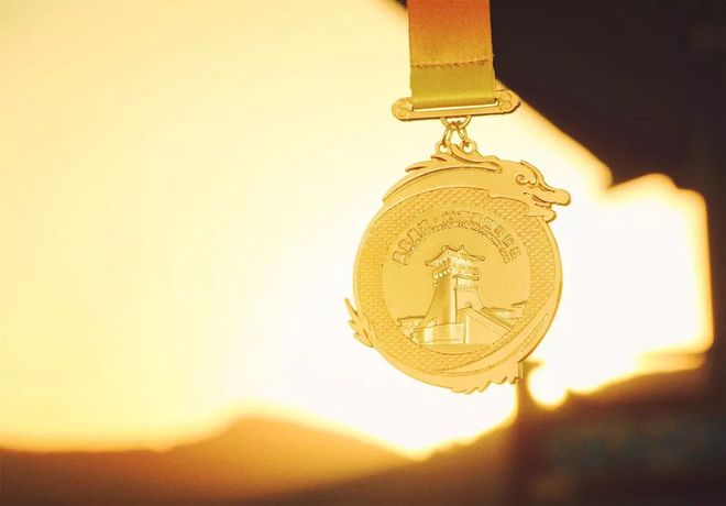 《奔跑中国》2018襄马奖牌首次曝光--祥云衬托，卧龙环绕