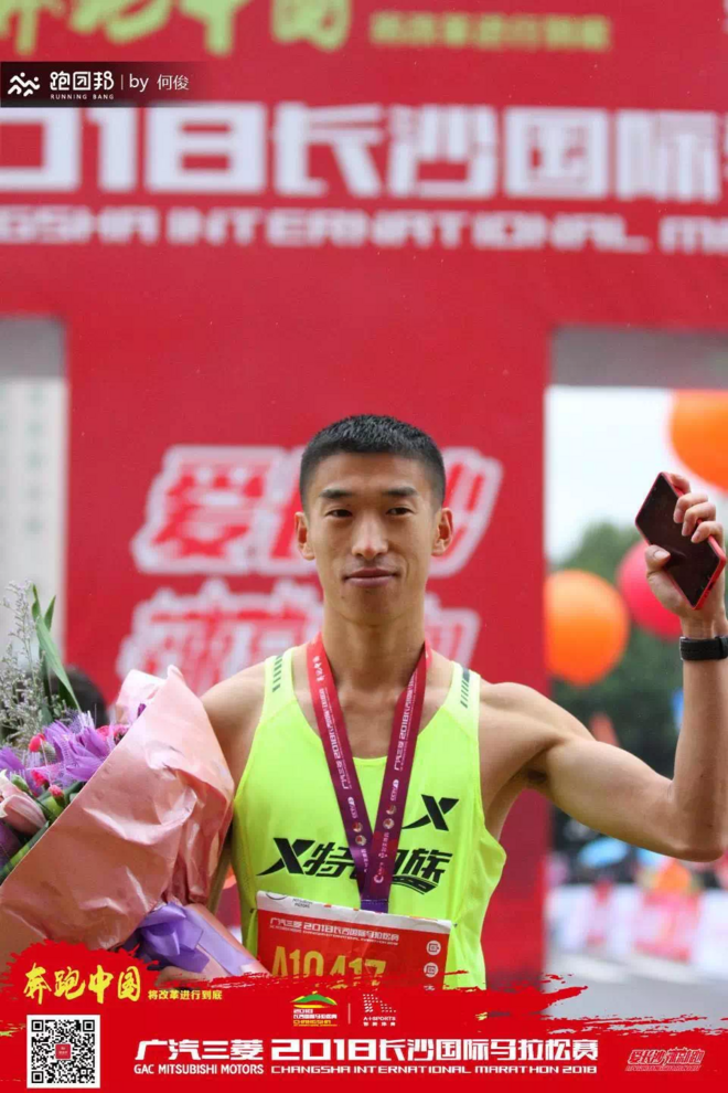 西安马拉松国内选手陈林明王者归来 / 何引丽“背靠背”参赛表现不俗/86岁“铁人”选手诠释热爱的力量