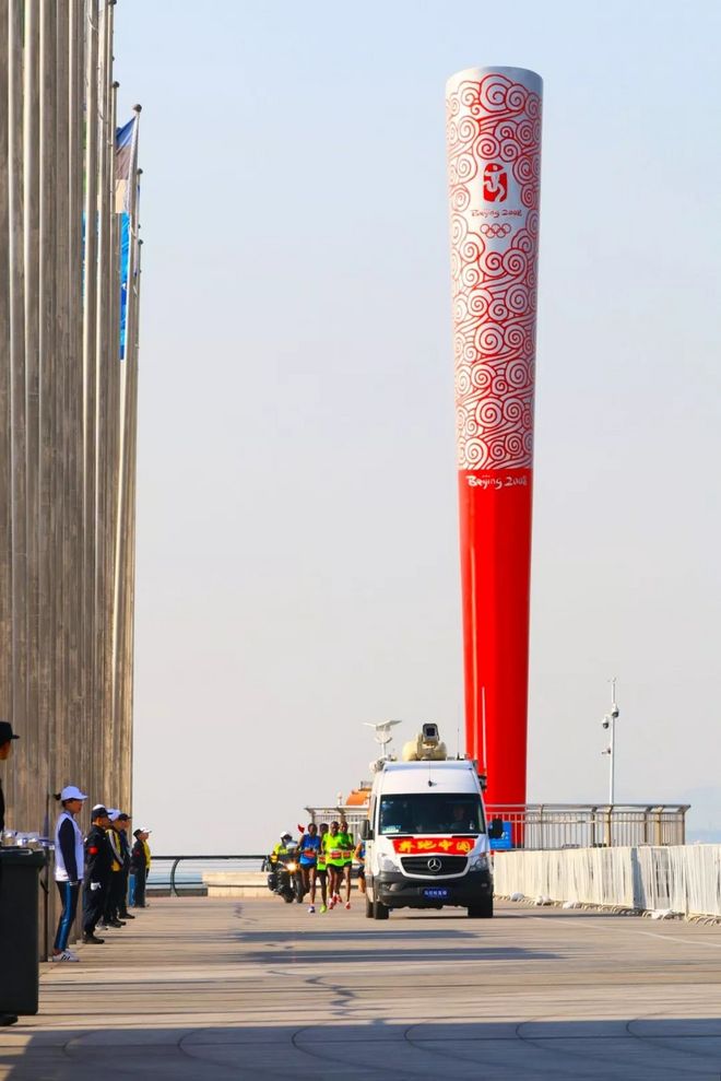 城中跑青马，海上扬奥帆！2018青岛马拉松分外美丽！