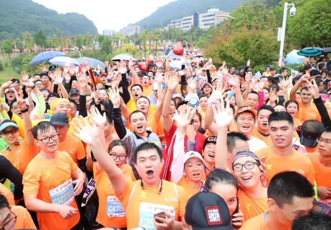 橘子洲头秋雨凉，激情赛事沸姜汤！圆满长马上演中国精神！