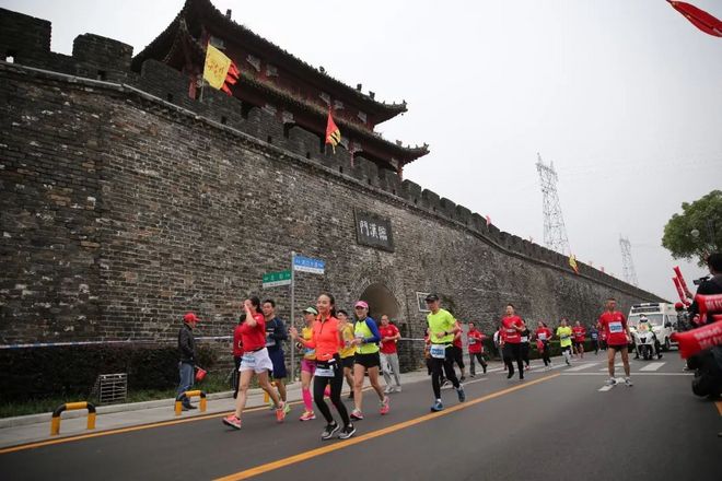 《奔跑中国》2018襄马奖牌首次曝光--祥云衬托，卧龙环绕