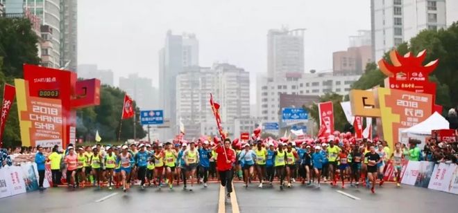 橘子洲头秋雨凉，激情赛事沸姜汤！圆满长马上演中国精神！