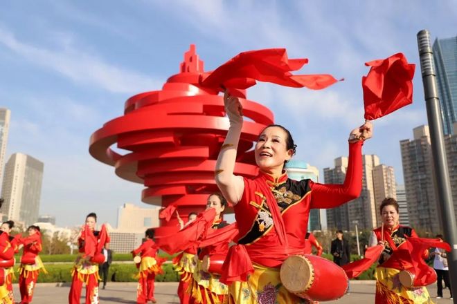 城中跑青马，海上扬奥帆！2018青岛马拉松分外美丽！