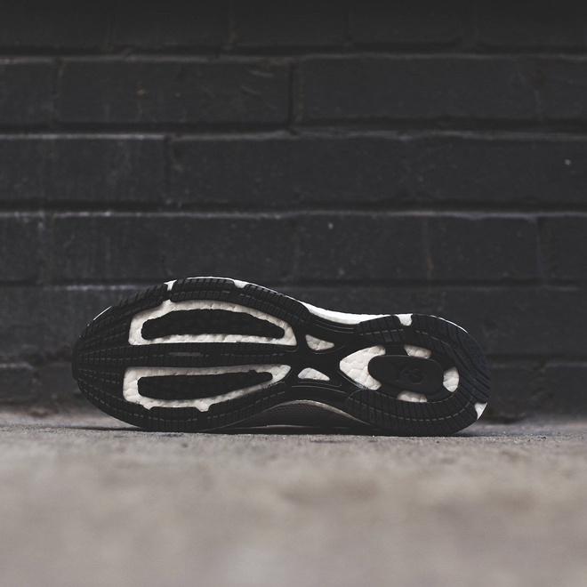 西安马拉松国内选手陈林明王者归来 / 何引丽“背靠背”参赛表现不俗/86岁“铁人”选手诠释热爱的力量