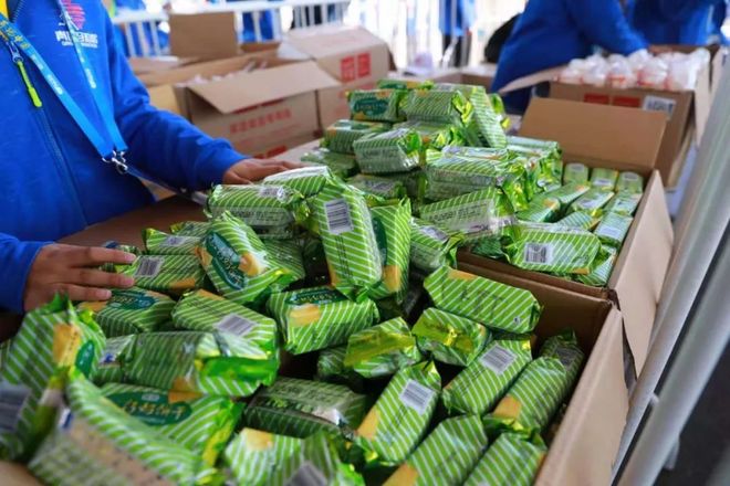 城中跑青马，海上扬奥帆！2018青岛马拉松分外美丽！