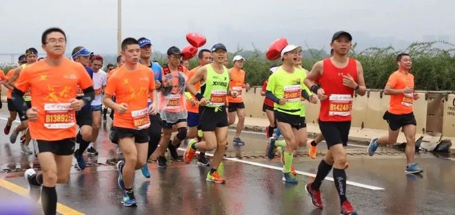 橘子洲头秋雨凉，激情赛事沸姜汤！圆满长马上演中国精神！